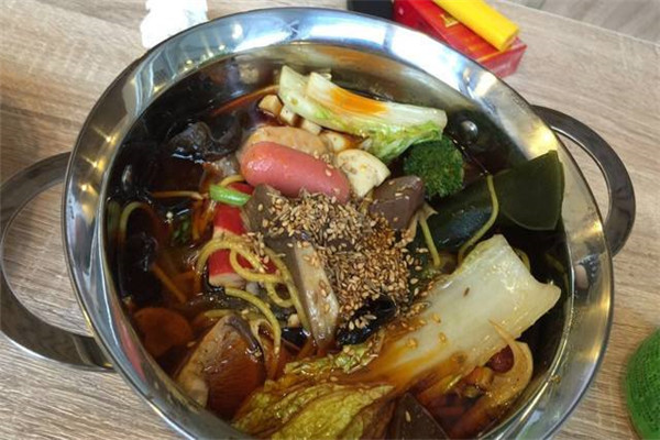 名佬麻辣烫加盟需要多少钱，在县城经营一家名佬麻辣烫需要投资多少钱?