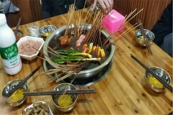 牛王阁串串香加盟需要多少钱?九零后的青年告诉你