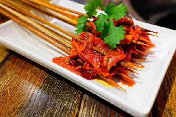 开袁记串串香赚钱吗?一个串串香店养活全家