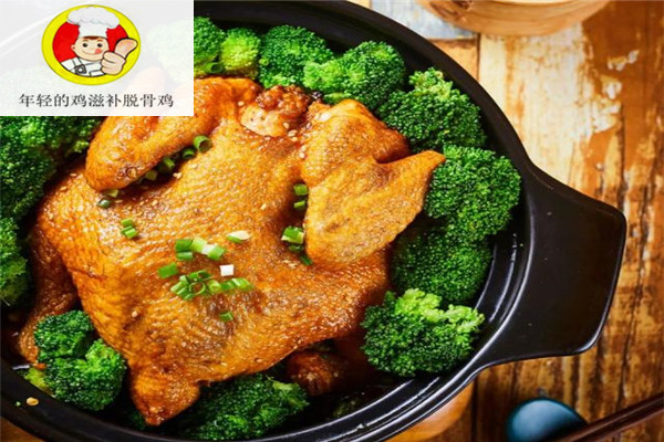 年轻的鸡滋补脱骨鸡