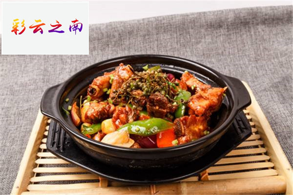 彩云之南瓦香鸡米饭