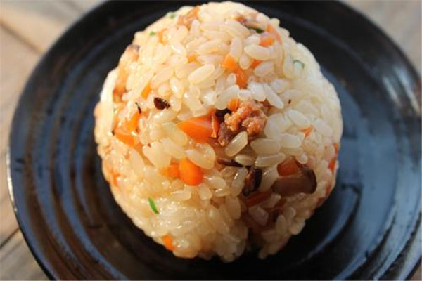 一捧饭团做法复杂吗