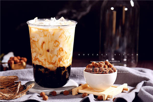 是选择那种没有什么特色,甚至口味都是模仿别的品牌而来的奶茶品牌