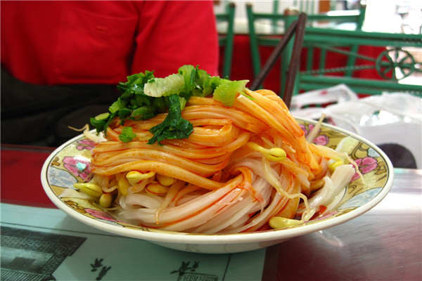 小区门口开秦门凉皮店挣钱吗