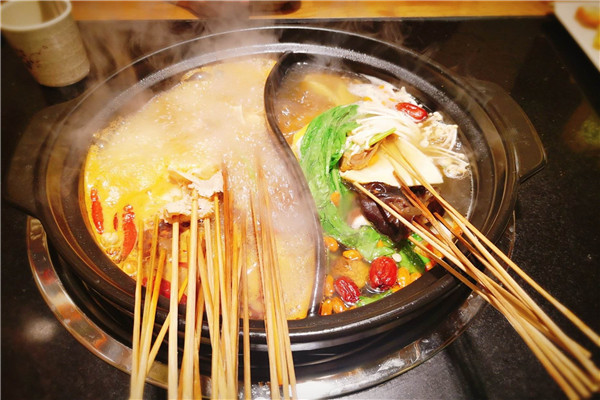 耍串牛肉串串香挣钱吗