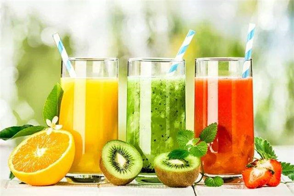 开鲜榨果汁店的风险大吗?如何选择有实力的果汁品牌?