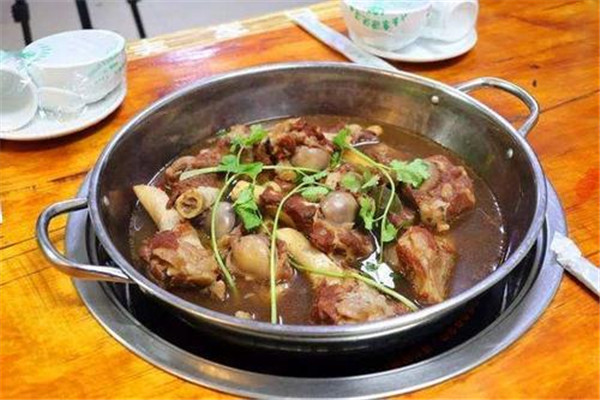 硬啃酱骨头火锅