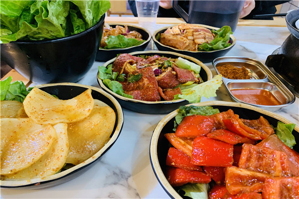 酒拾烤肉老板是谁