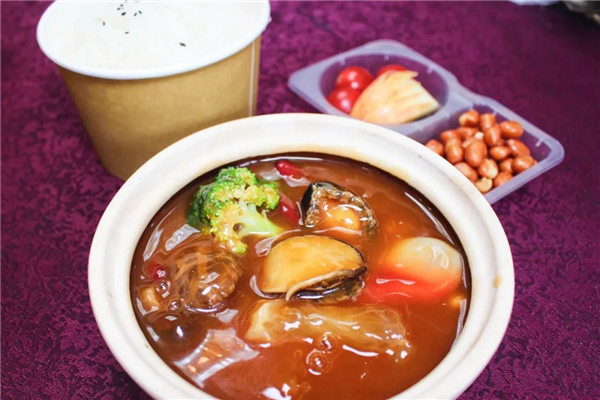 一个县的仝诚记煲仔饭鲍汁捞饭利润